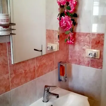 Lovely Centro Con Parcheggio غالّيبولي